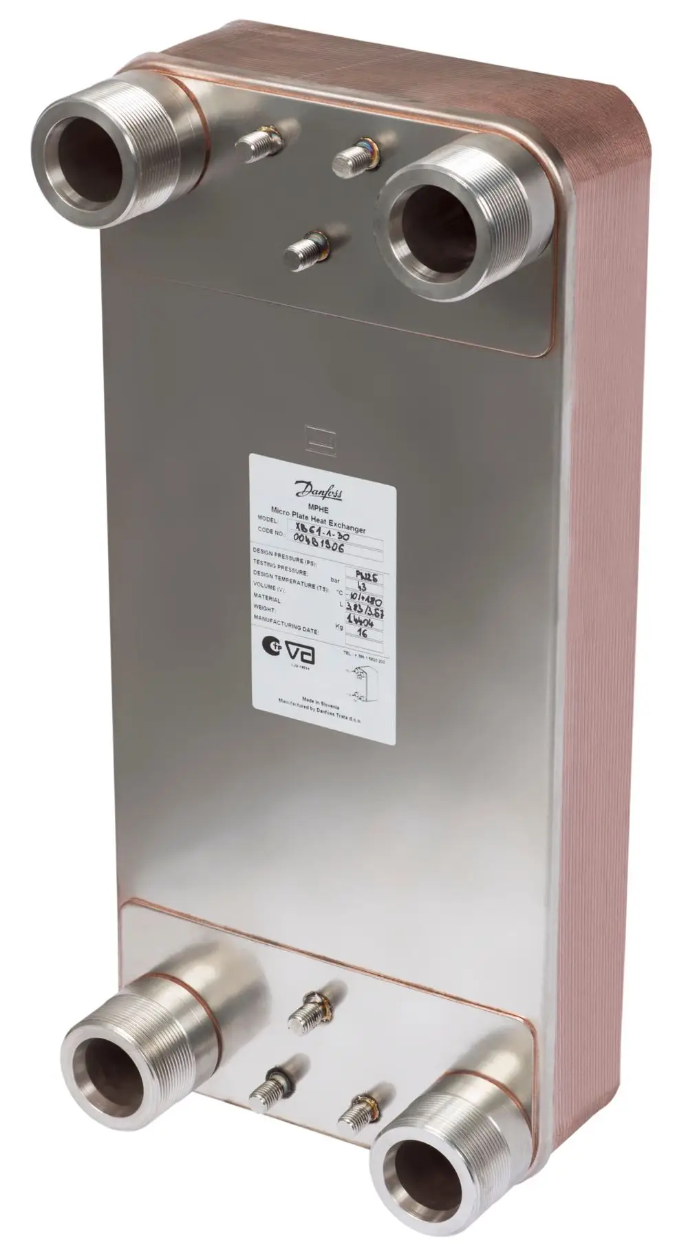 Plattenwärmeübertrager mit mehreren Anschlüssen, aus Edelstahl und Kupfer, gefertigt von Danfoss. Auf der Vorderseite sind technische Daten auf einem Etikett angebracht.